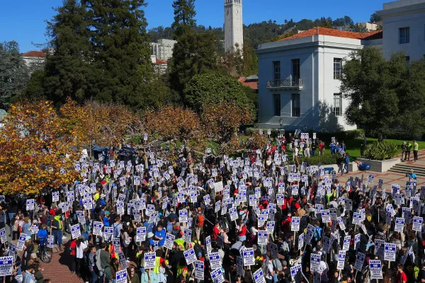 Image of a crowd of striking workers on the UC Berkeley campus