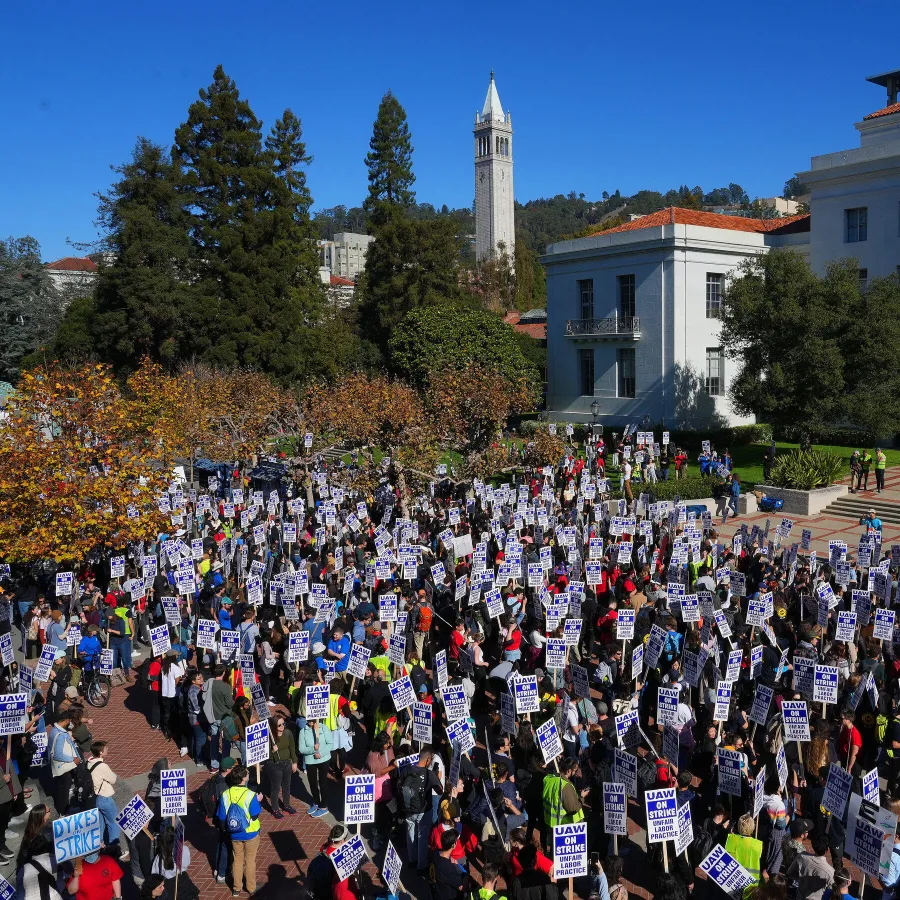 Image of a crowd of striking workers on the UC Berkeley campus